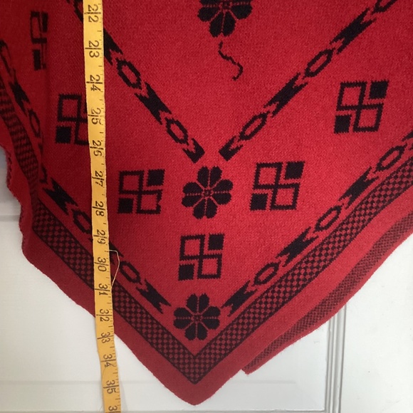 Poncho - Cape by Runa’s Crafts made- Ecuador -Burgundy/merlot  -Llamas-Cowl neck - Picture 12 of 13